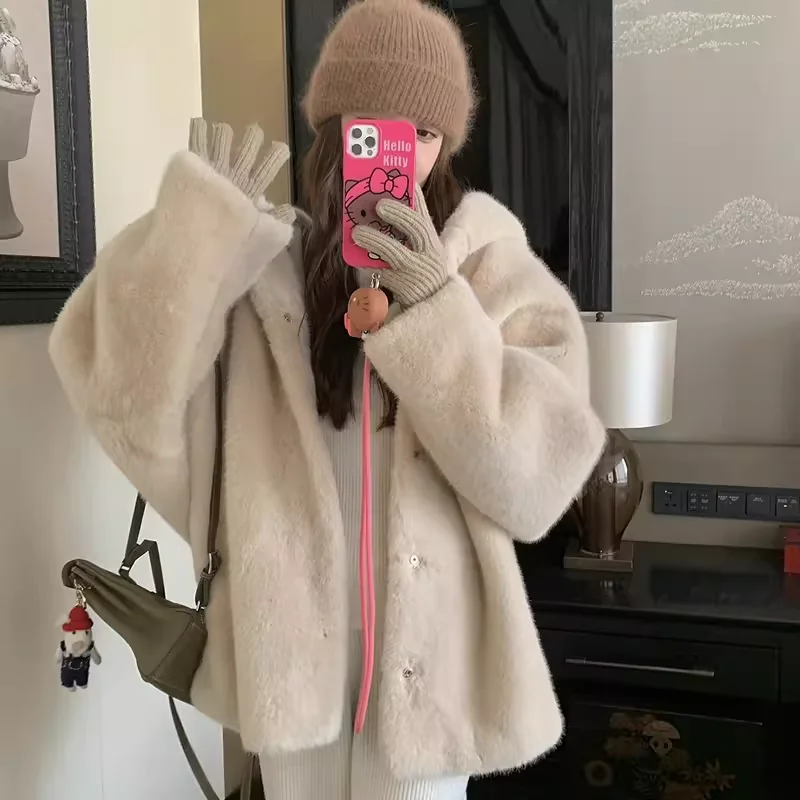 Модное элегантное пальто из искусственного меха - Фотография_5