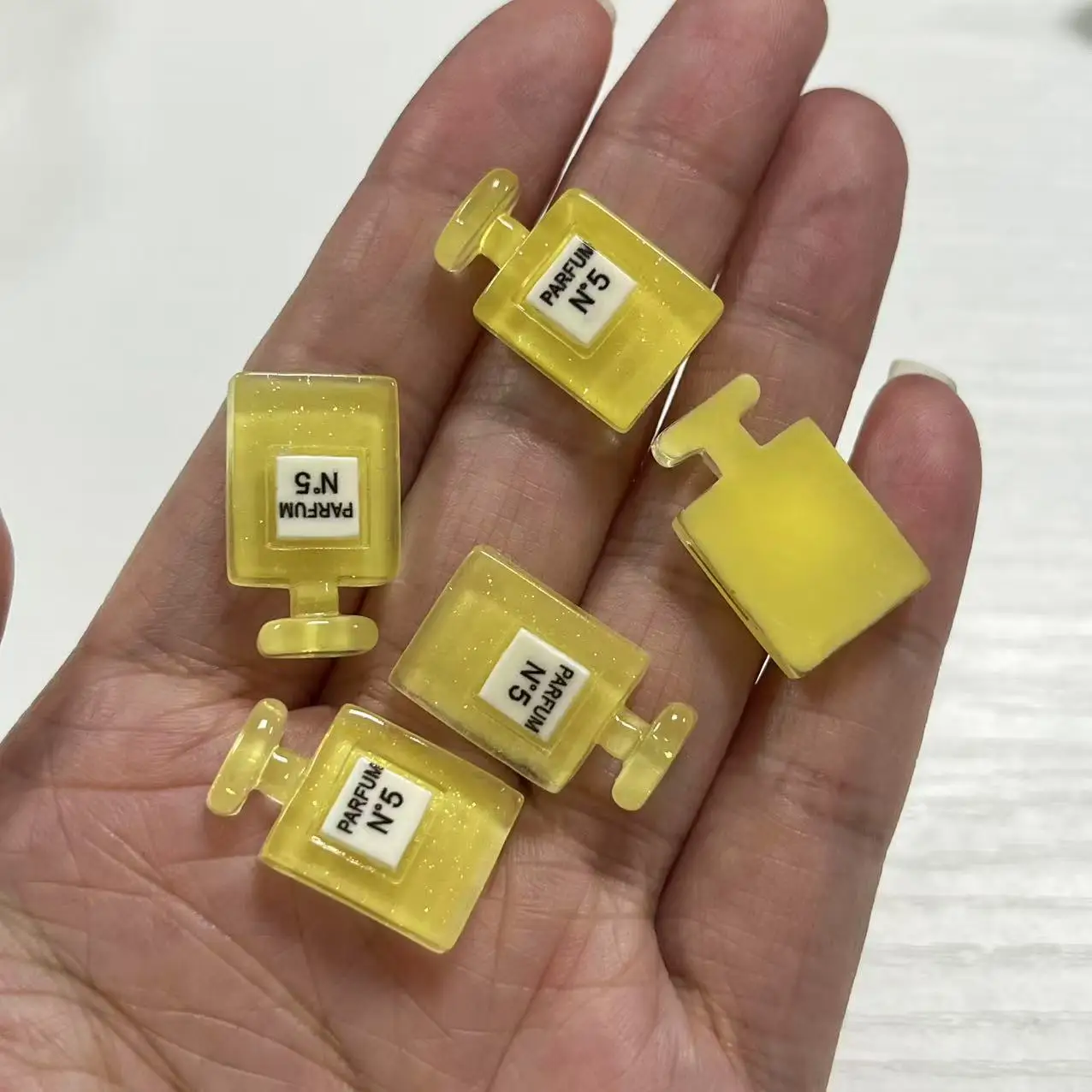 Кавайный блестящий розовый флакон духов из смолы - Фотография_6