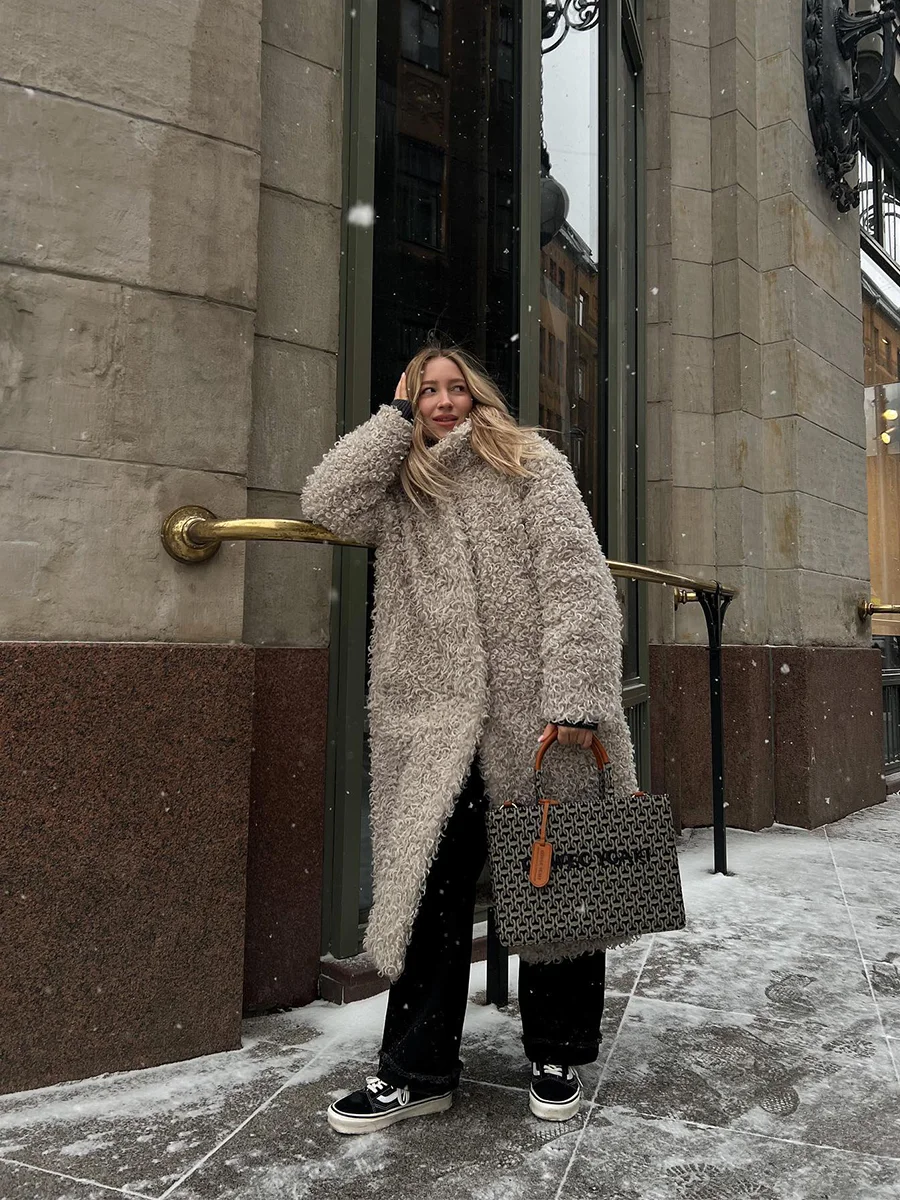 Серое шерстяное длинное пальто из искусственного меха для женщин - Фотография_5