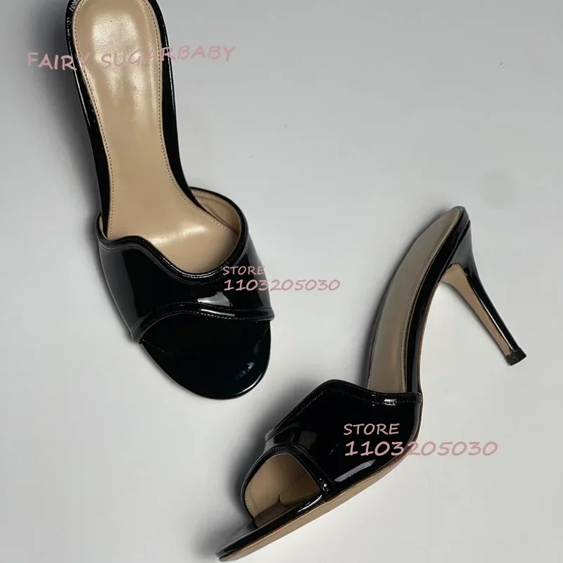 Черные босоножки на низком каблуке из волнистой лакированной кожи - Фотография_5