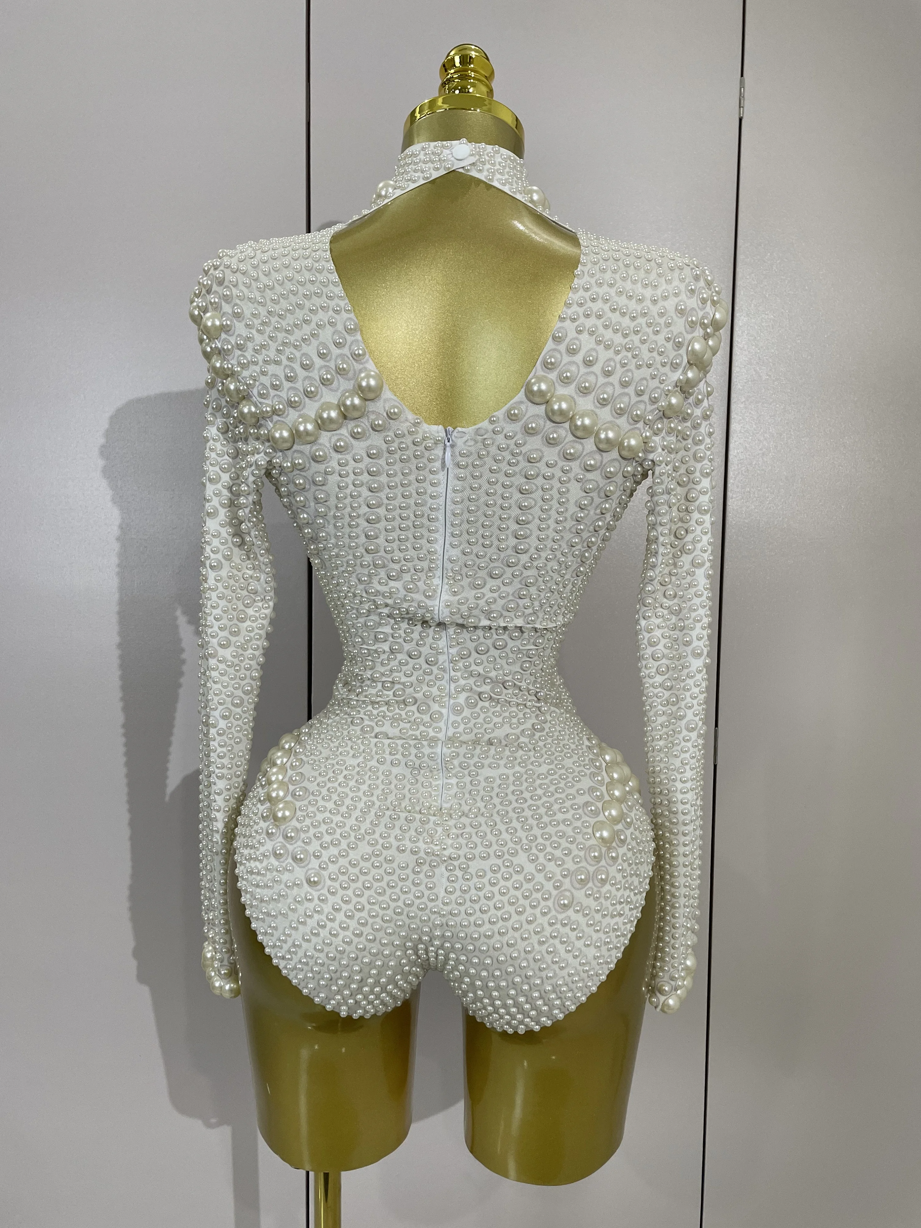 Роскошное белое эластичное боди с длинными рукавами и жемчугом - Фотография_3