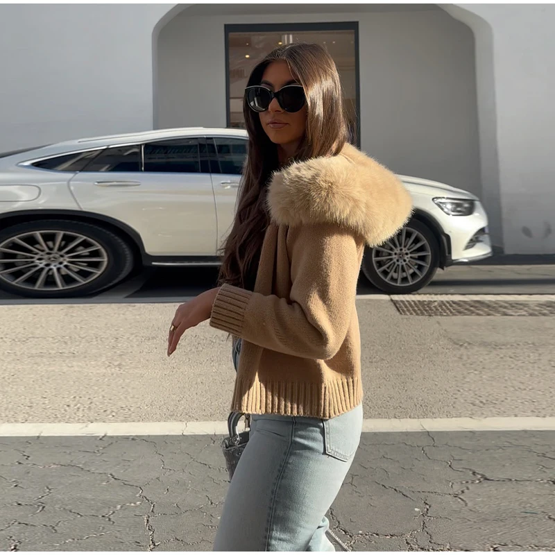 Повседневный свитер с меховым воротником - Фотография_5
