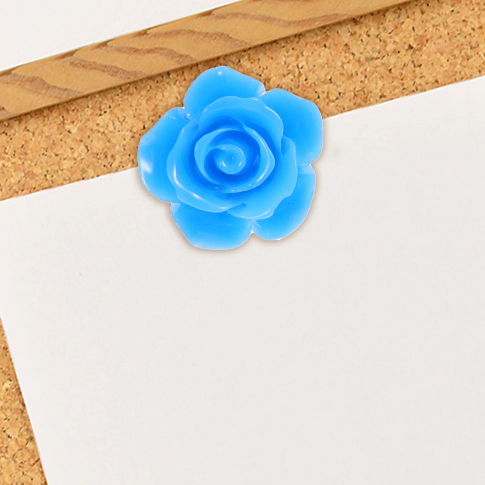 Красочные канцелярские кнопки в - Фотография_2