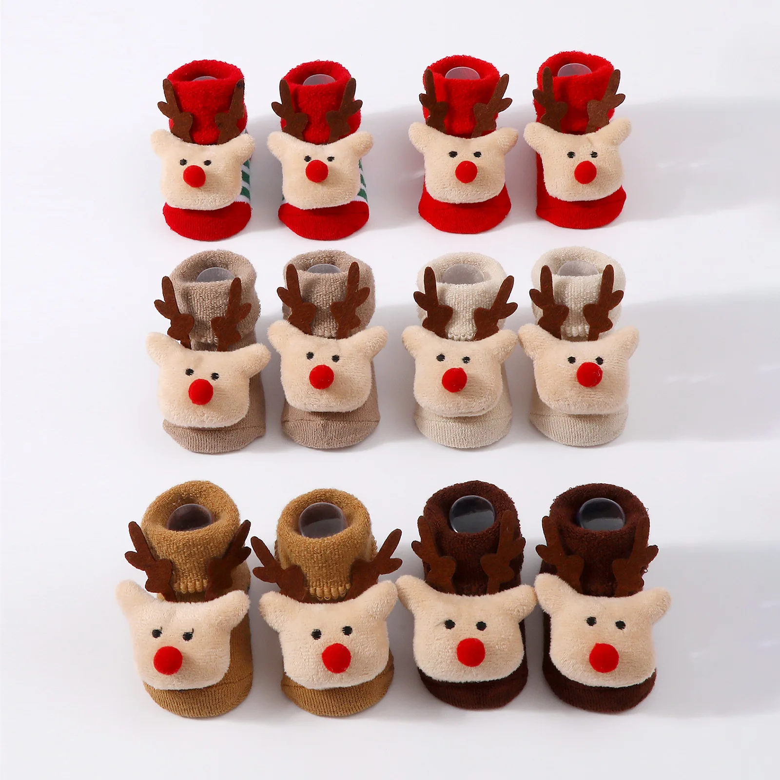 Милые вязаные детские носки с куклой