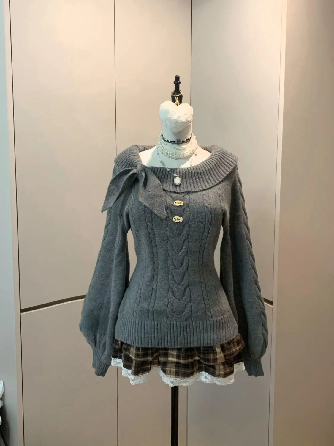 Милый вязаный свитер в консервативном - Фотография_3