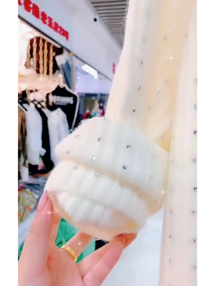 Утолщенный теплый свитер стразы средней длины с высоким воротником - Фотография_3