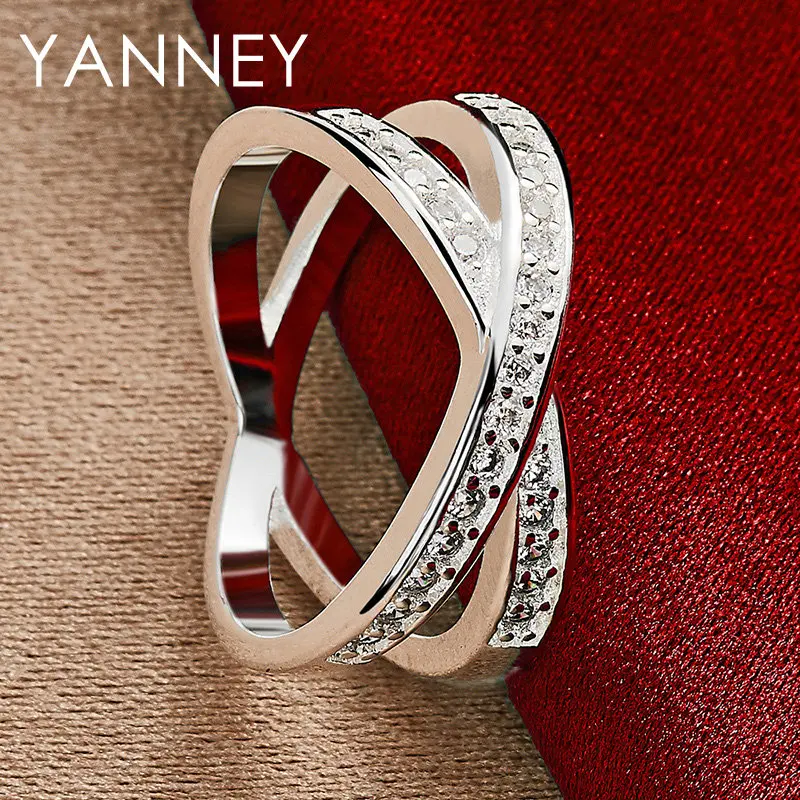 Женское кольцо из серебра 925 пробы с фианитом