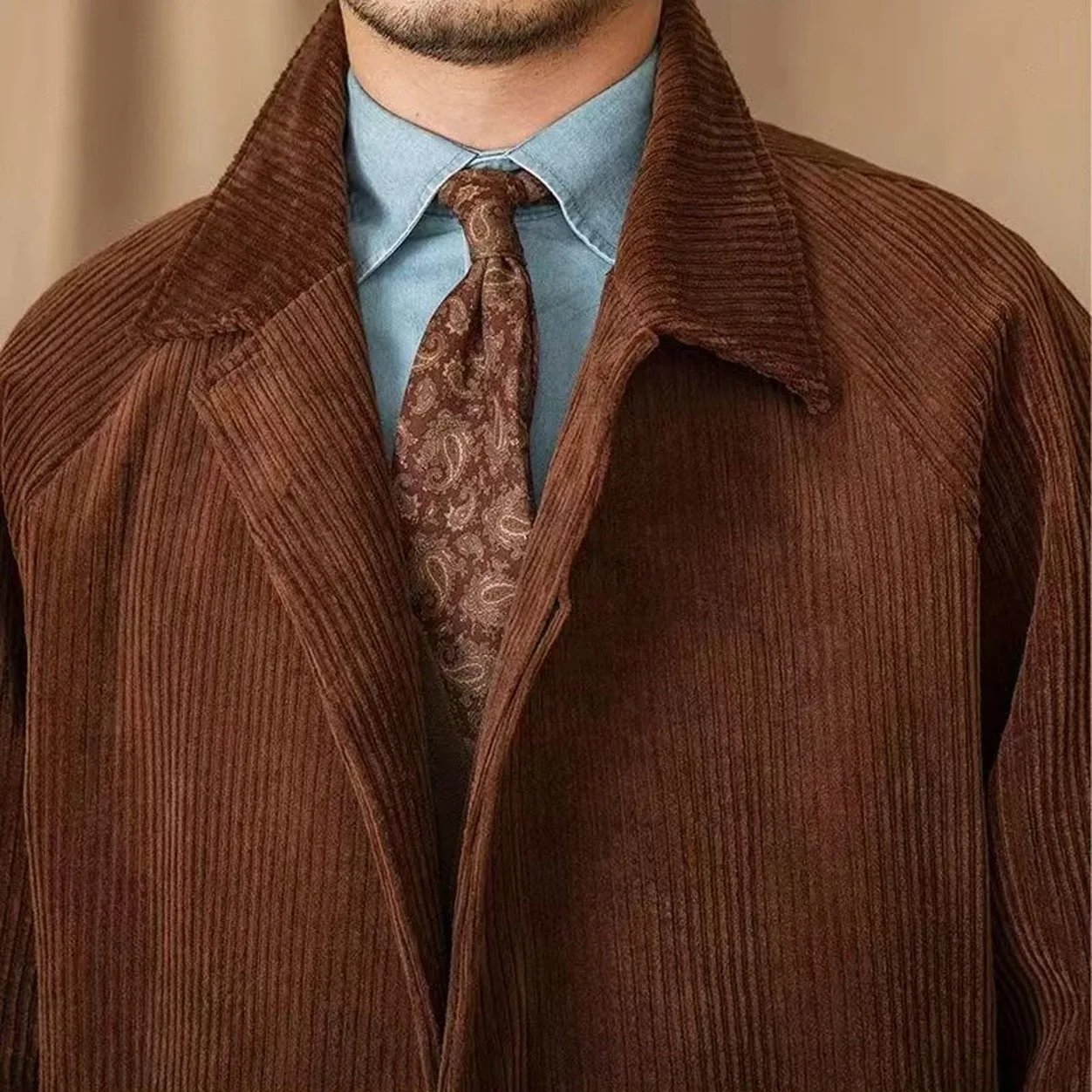 Мужское темно-коричневое вельветовое пальто средней длины в полоску - Фотография_5