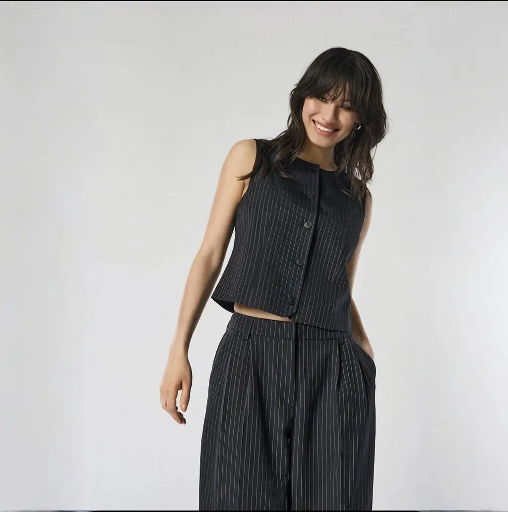 Черный жилет в тонкую полоску с круглым вырезом