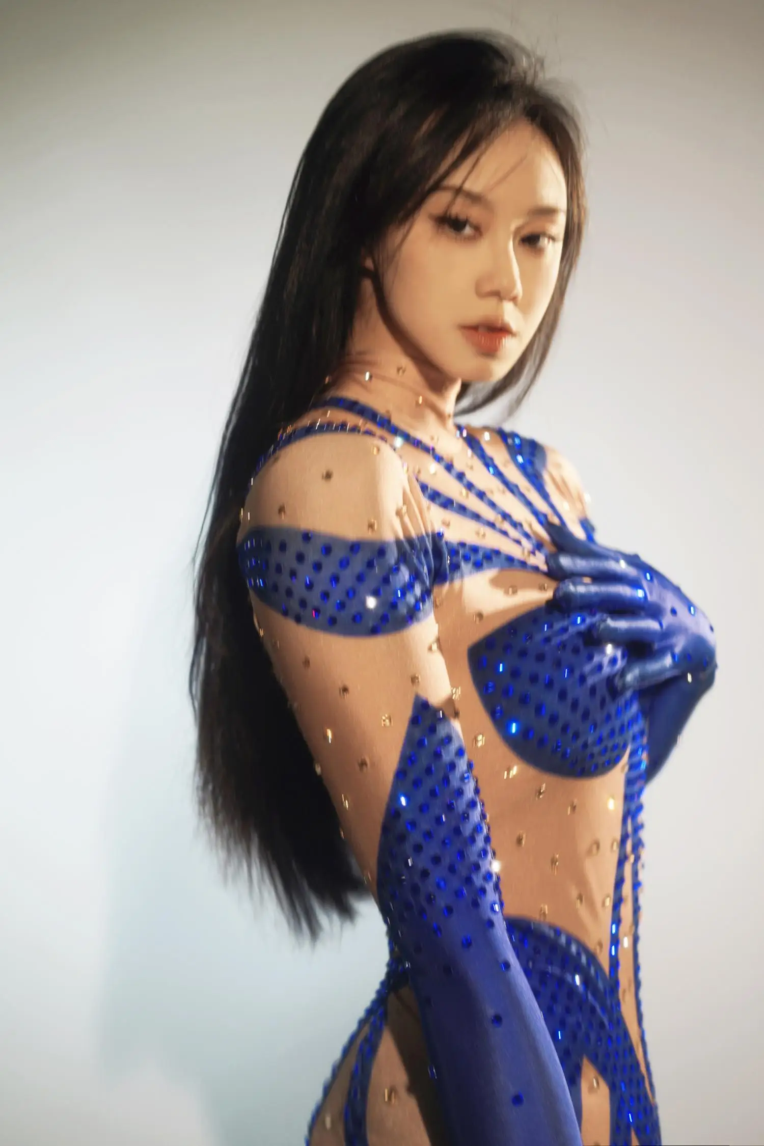 Блестящий комбинезон из спандекса со стразами для женщин - Фотография_3