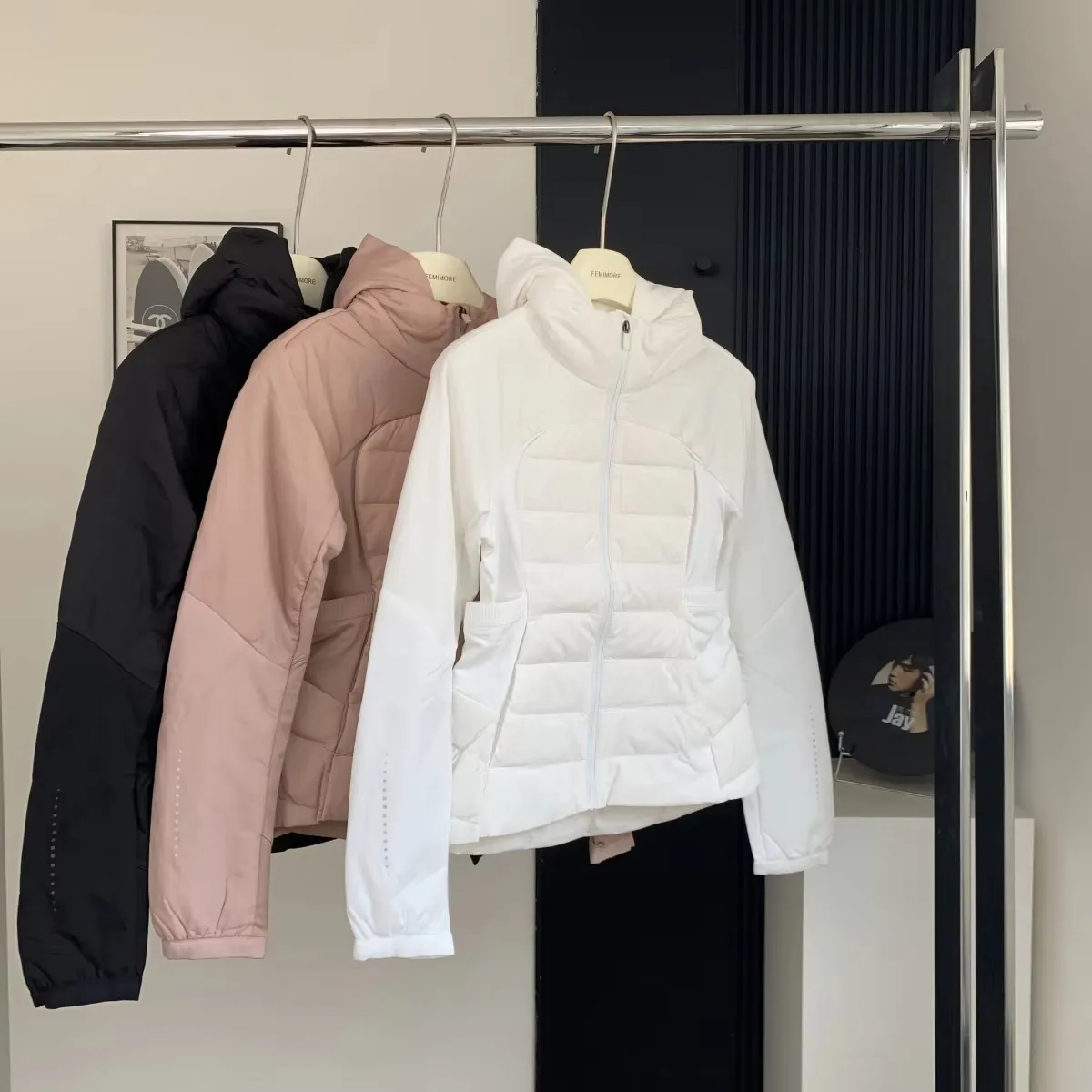 Женский ультралегкий пуховик из 90% белого утиного пуха