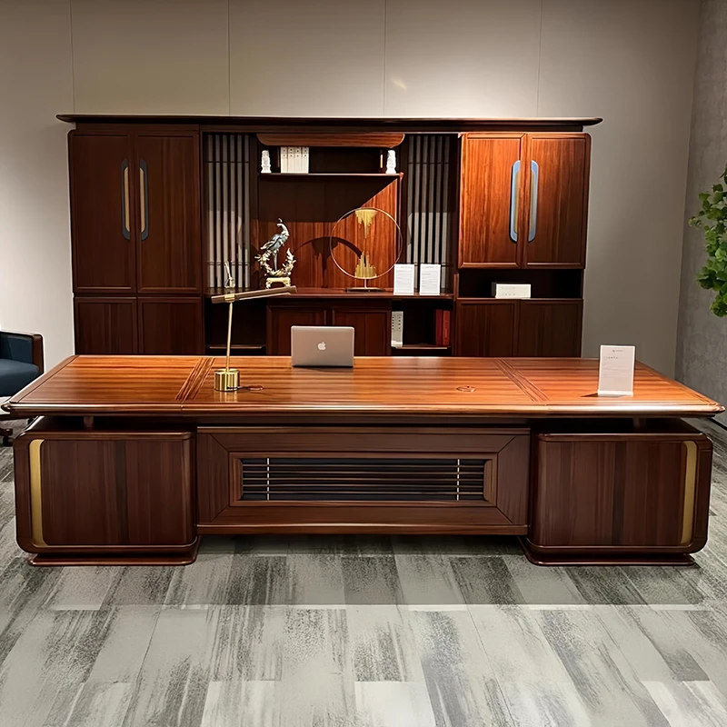 Офисный стол из коричневого дерева