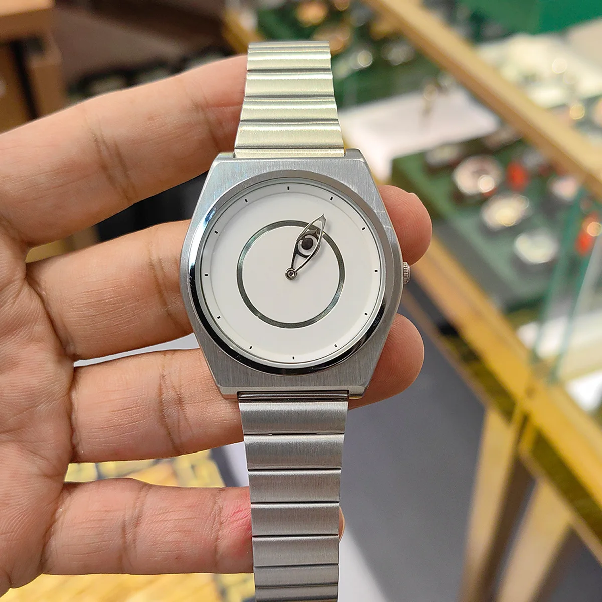 Роскошные мужские часы с черными глазами - Фотография_3