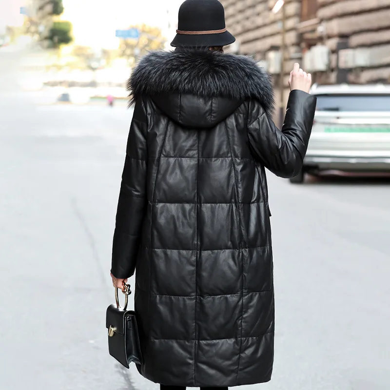 Женский теплый кожаный пуховик с воротником из меха енота - Фотография_4