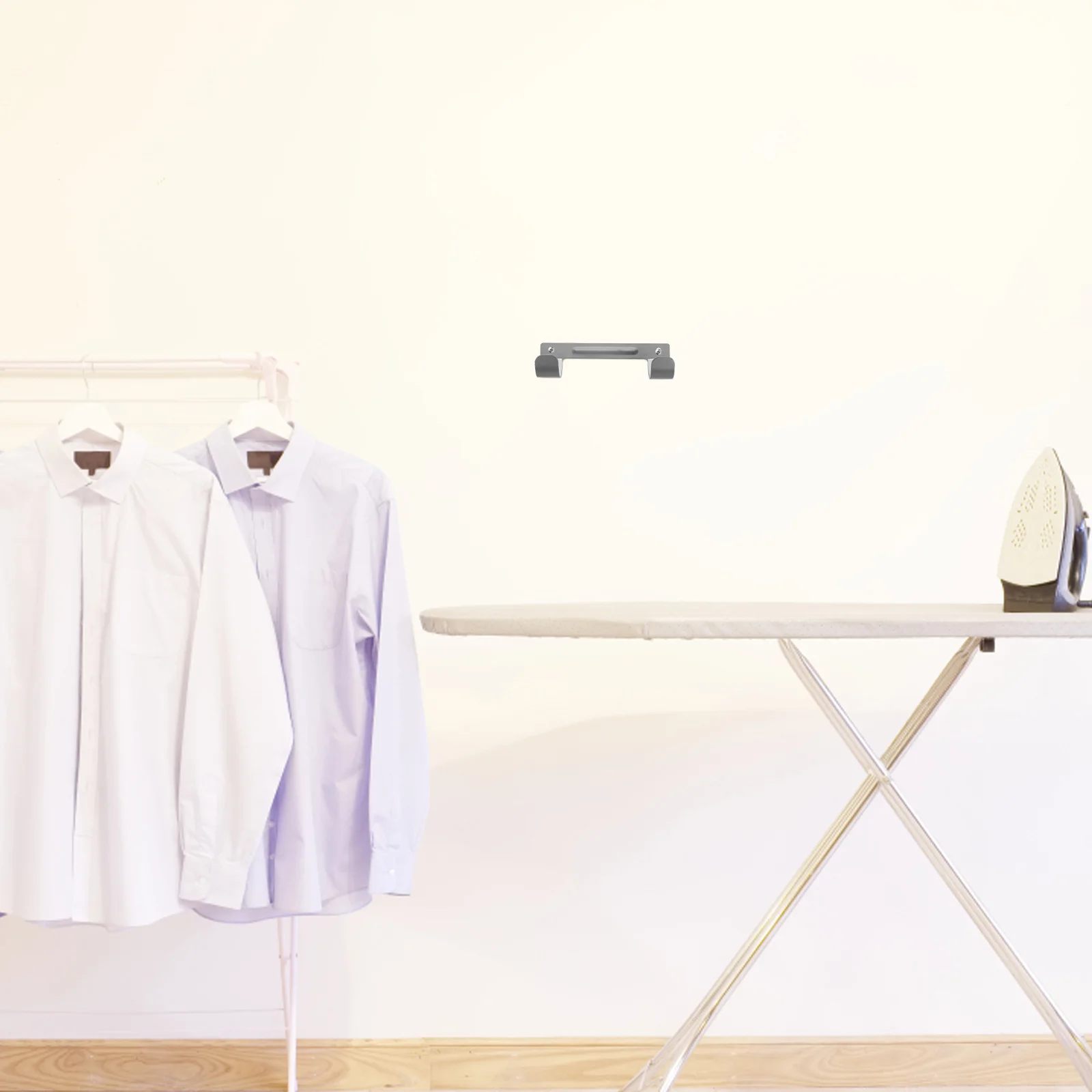 Настенная вешалка для гладильной доски