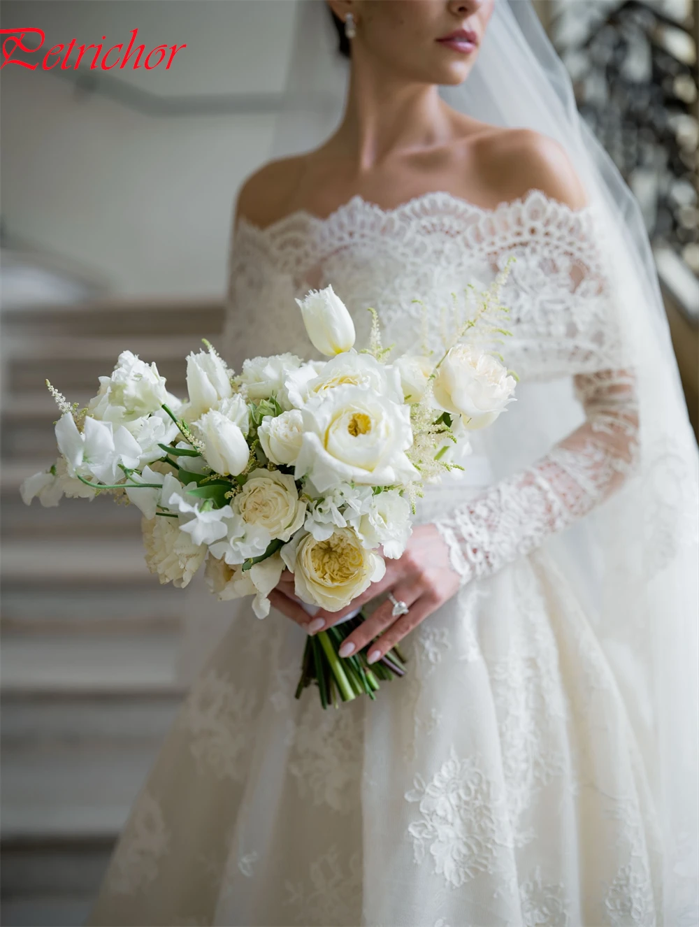 Очаровательное белое кружевное свадебное платье по индивидуальному заказу - Фотография_6