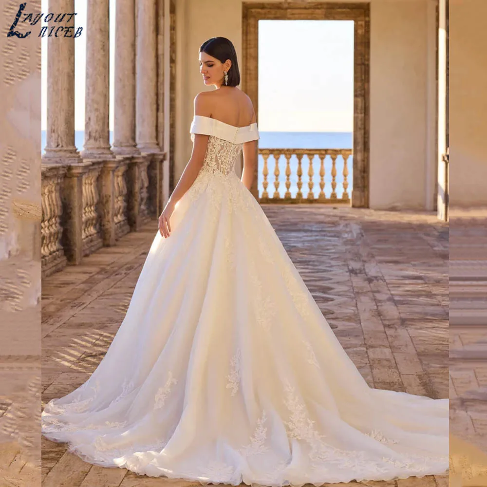 Классическое свадебное платье с открытыми плечами - Фотография_2