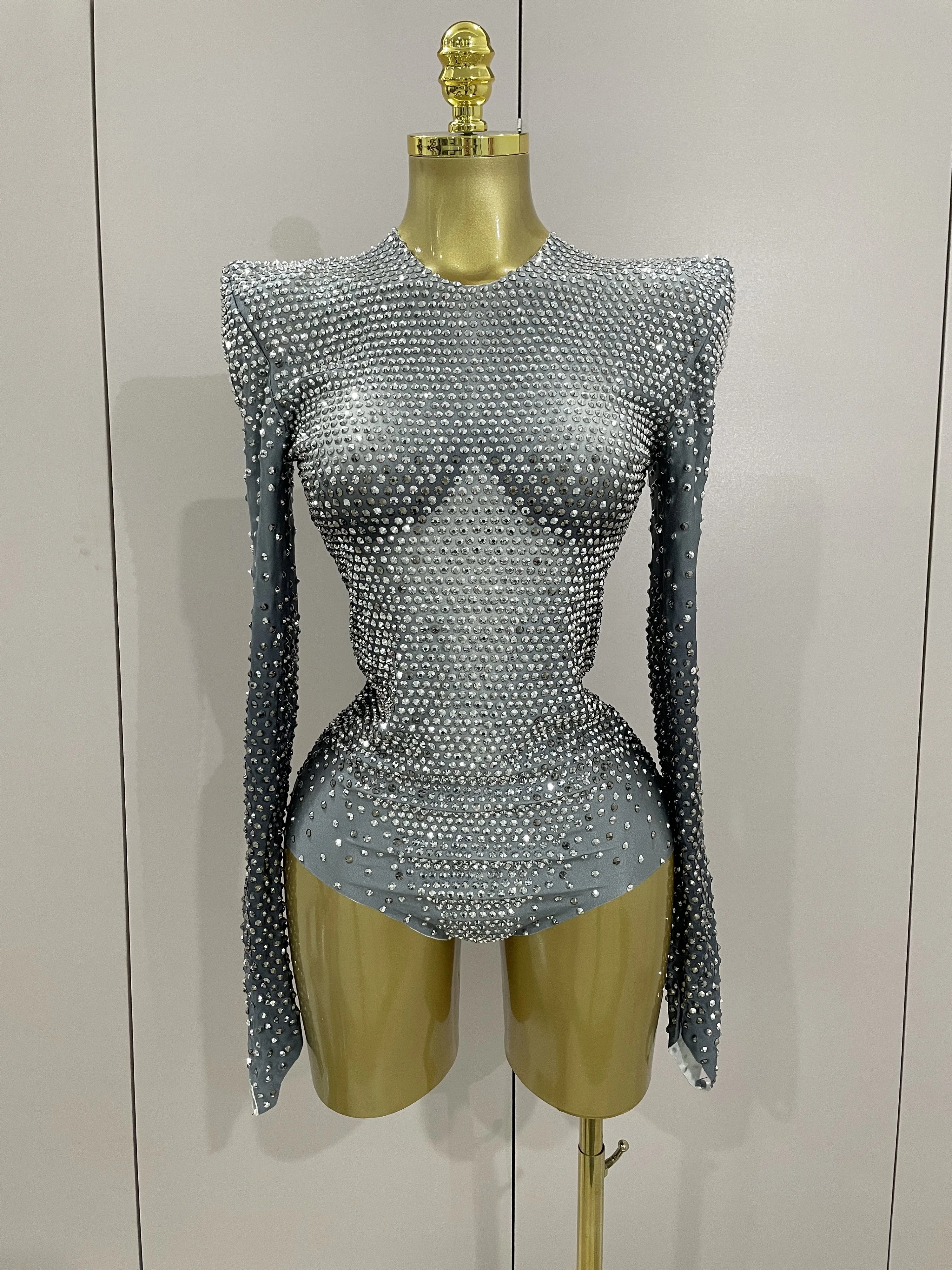 Блестящие серебряные стразы с длинными рукавами