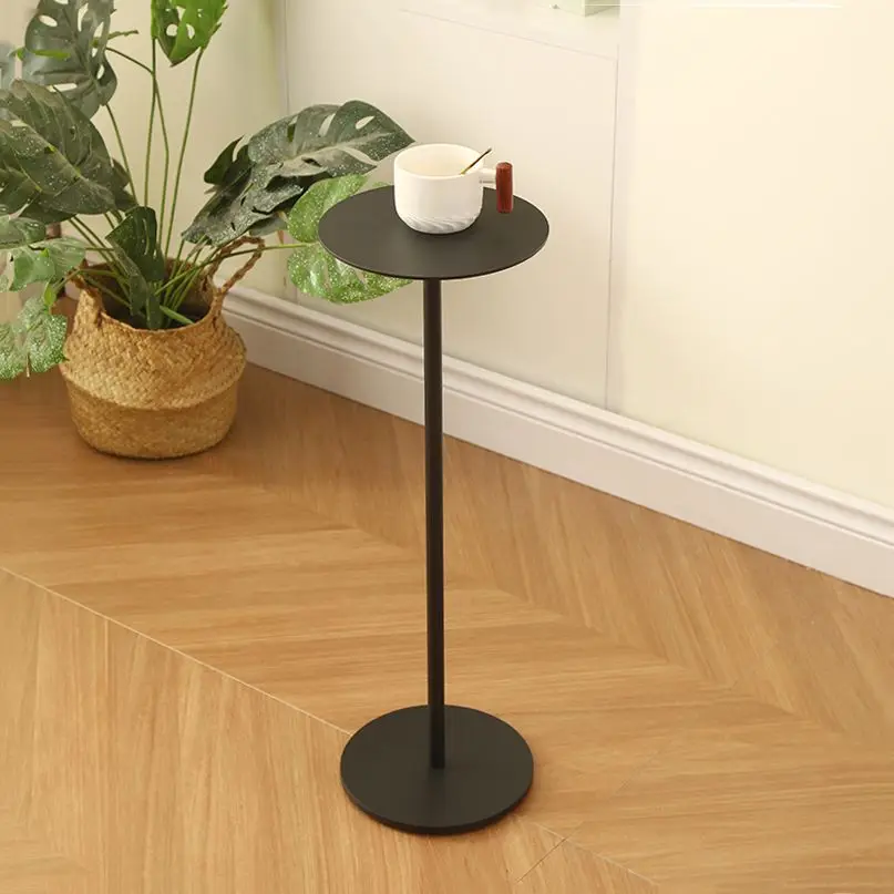 Приставной столик в скандинавском стиле