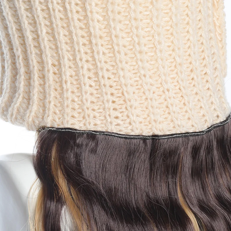 Белоснежная вязаная шапка с волнистыми вьющимися волосами - Фотография_3