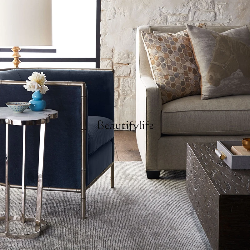 Современный светлый роскошный маленький столик с лепестками - Фотография_4