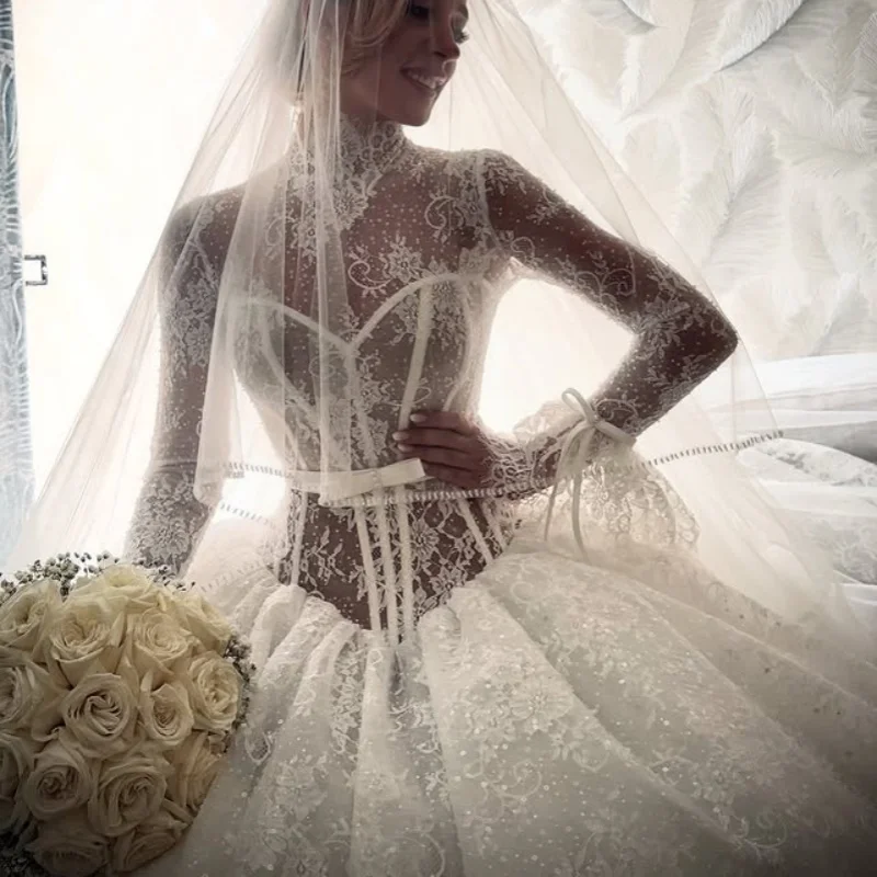 Кружевные белые свадебные платья с открытыми плечами - Фотография_6