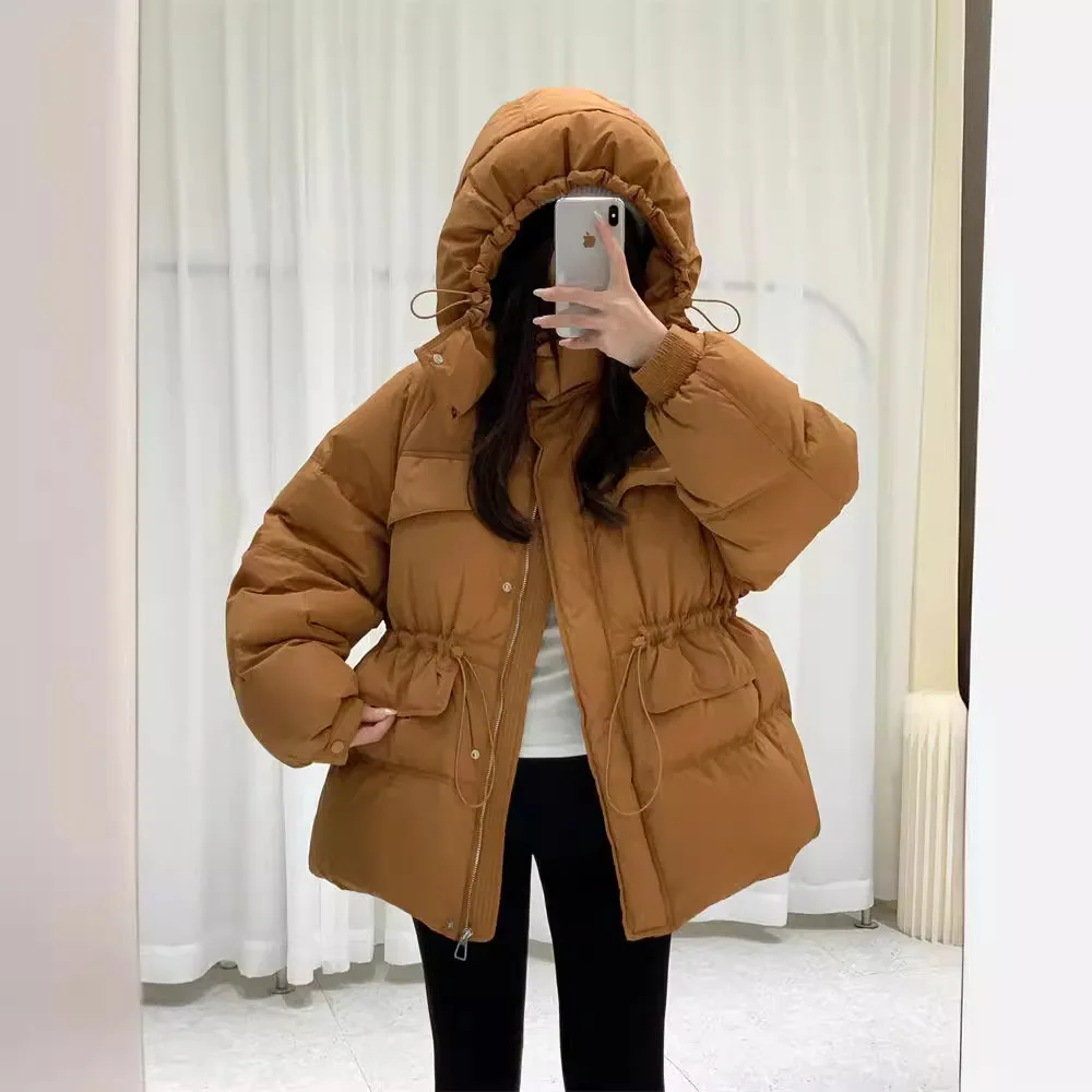 Женский пуховик с высокой талией и капюшоном - Фотография_5
