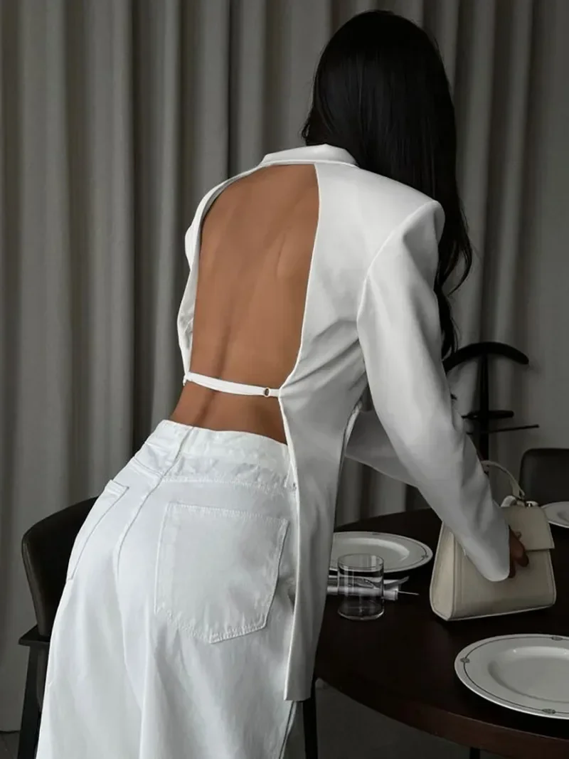 Женский облегающий костюм с открытой спиной - Фотография_5