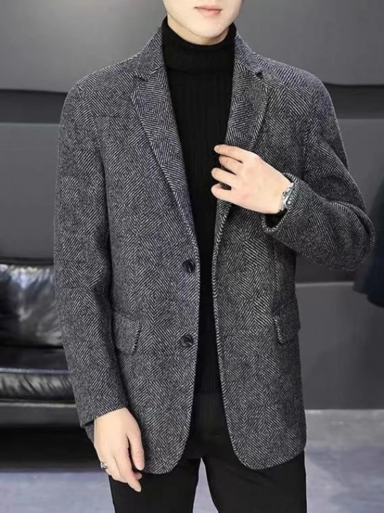 Простое мужское пальто с коротким узором «елочка» - Фотография_2