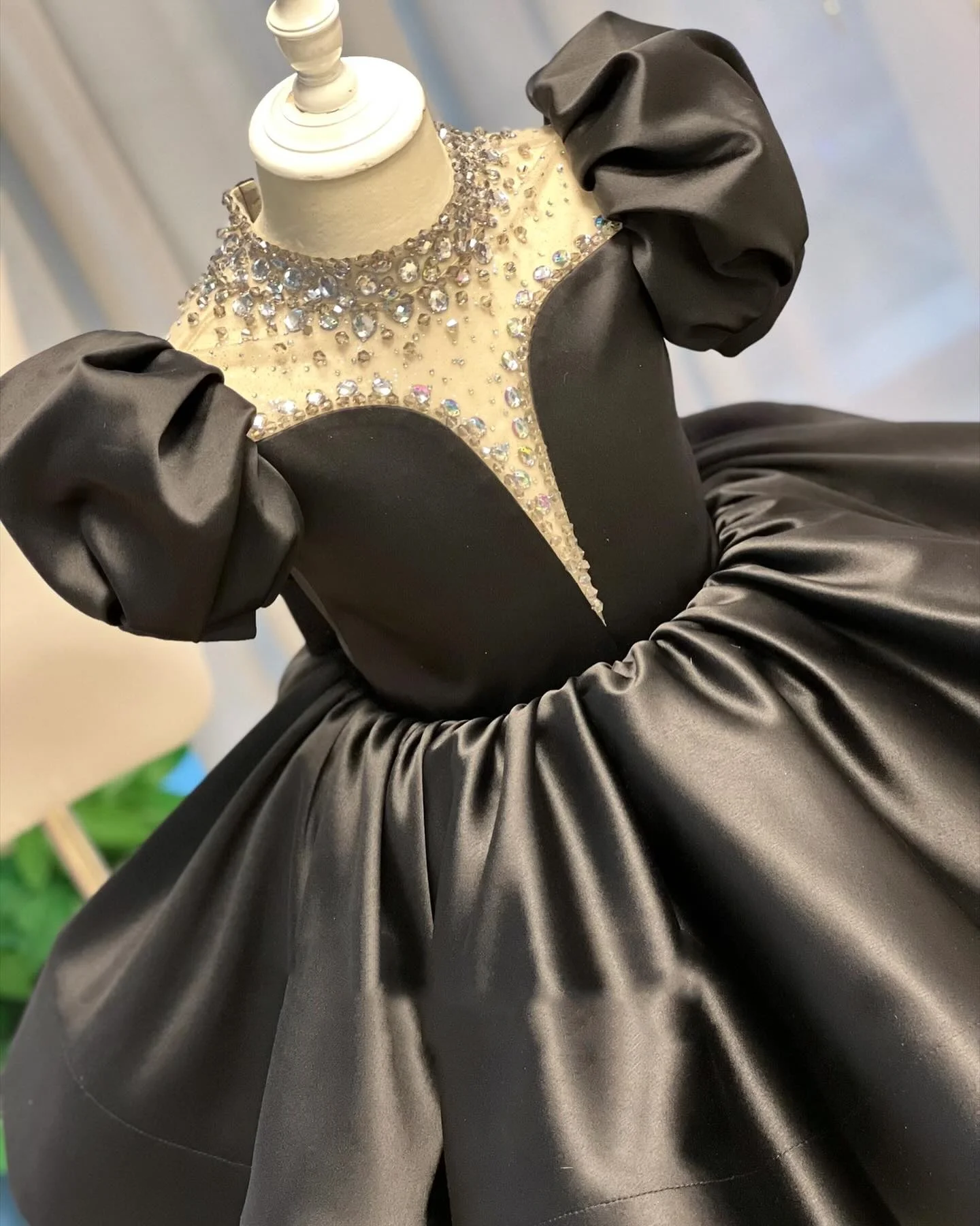 Черное платье с цветочным узором - Фотография_2