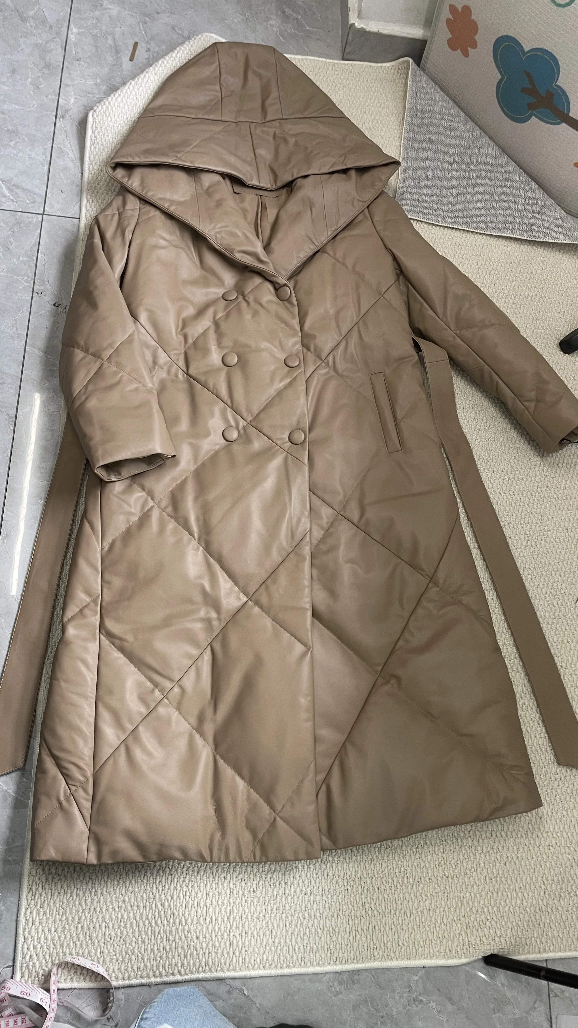 Кожаная куртка-пуховик на белом утином пуху - Фотография_5