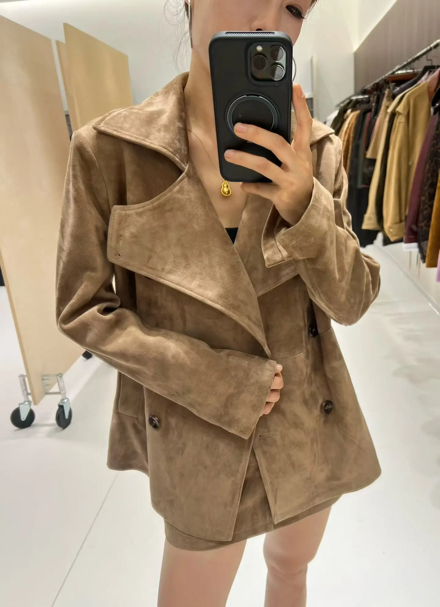 Двубортные куртки из замши и овчины