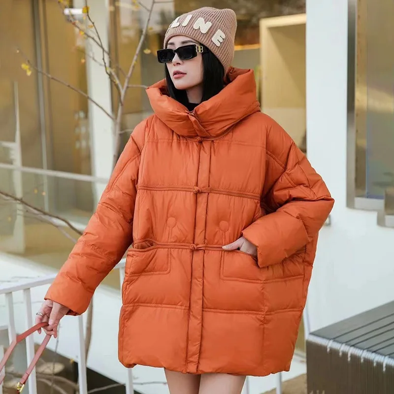 Зимний свободный пуховик средней длины с капюшоном - Фотография_4