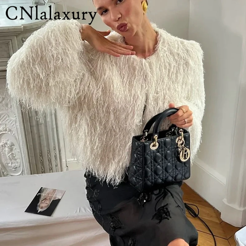 Женское укороченное пальто из искусственного меха