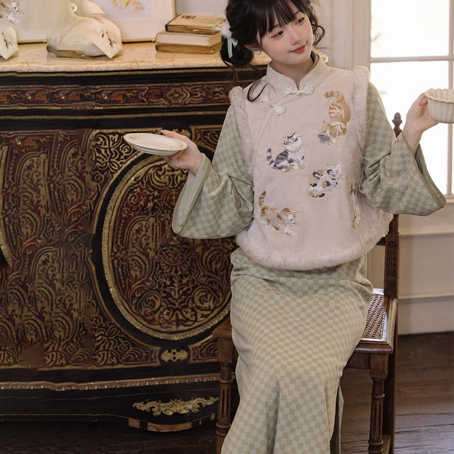 Жилет с вышивкой китайского кота - Фотография_4