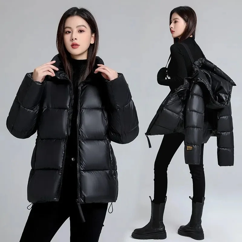 Черная короткая толстая хлопковая куртка с капюшоном для женщин - Фотография_4