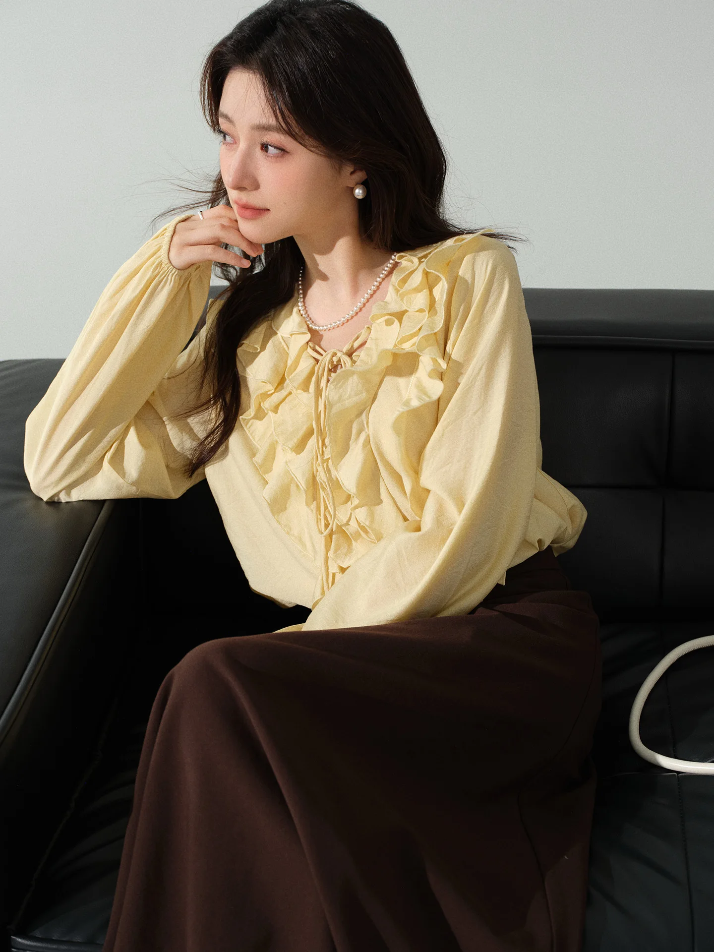 Женская шифоновая блузка с рюшами и v-образным вырезом - Фотография_2