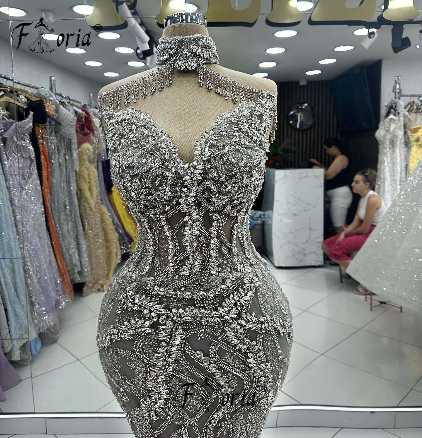Изысканное серебристое платье с кристаллами - Фотография_2