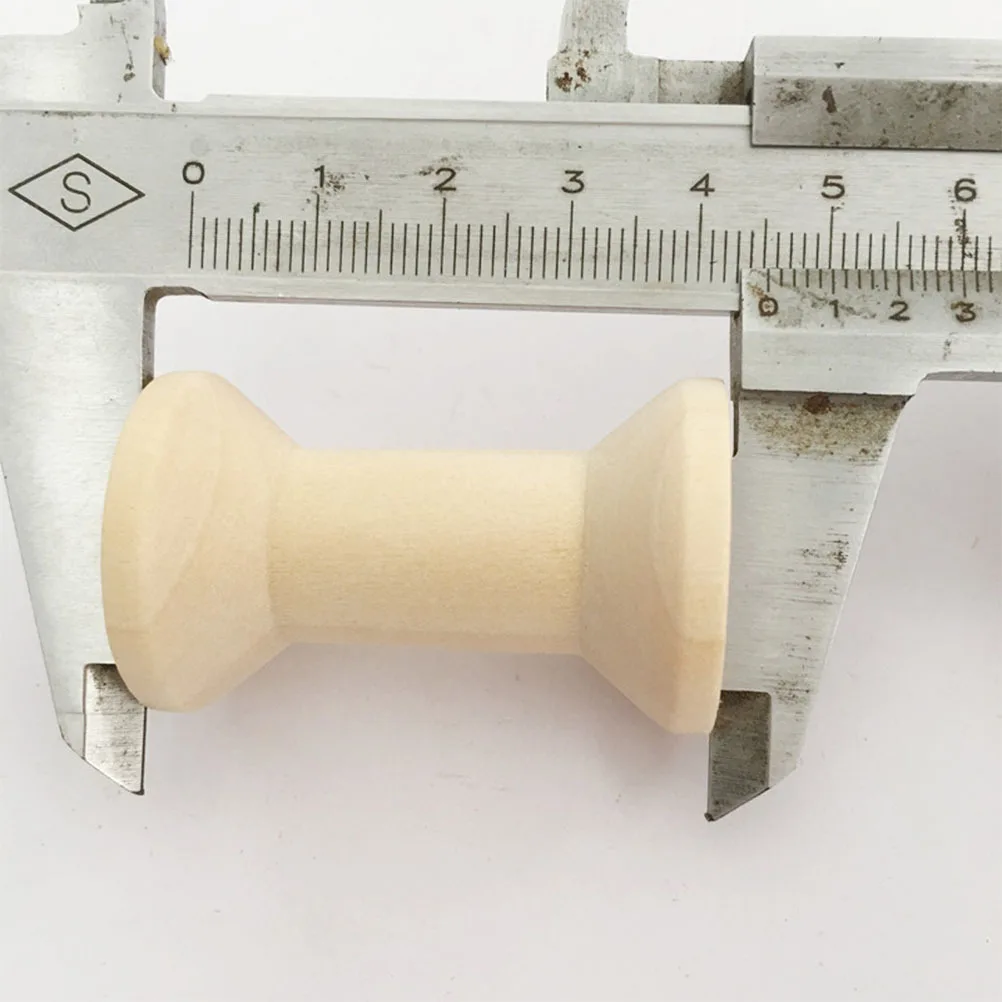 Деревянные катушки с нитками в форме песочных часов