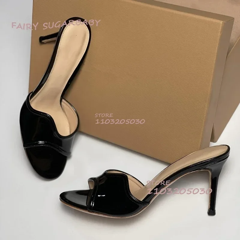 Черные босоножки на низком каблуке из волнистой лакированной кожи - Фотография_6