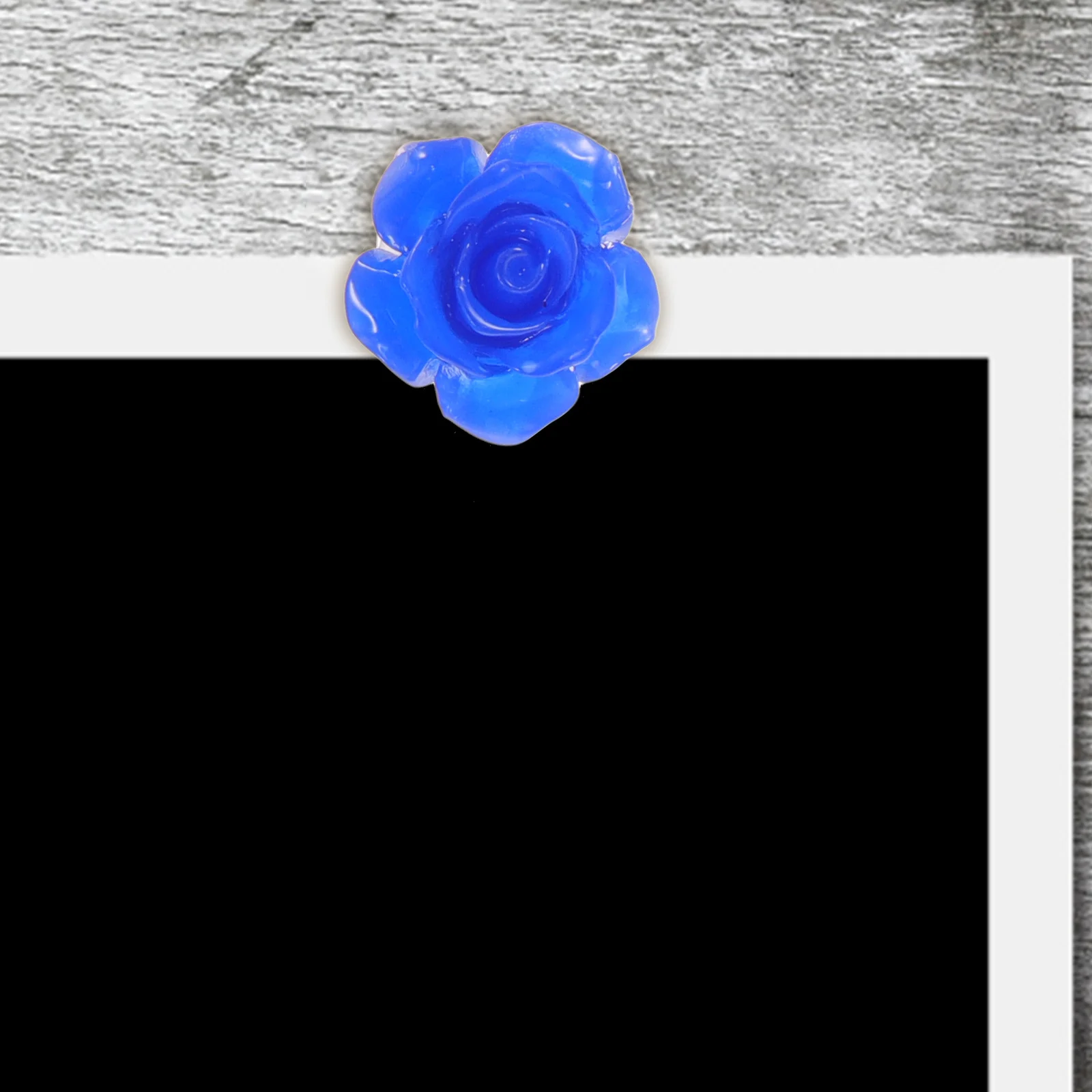 Красочные канцелярские кнопки в