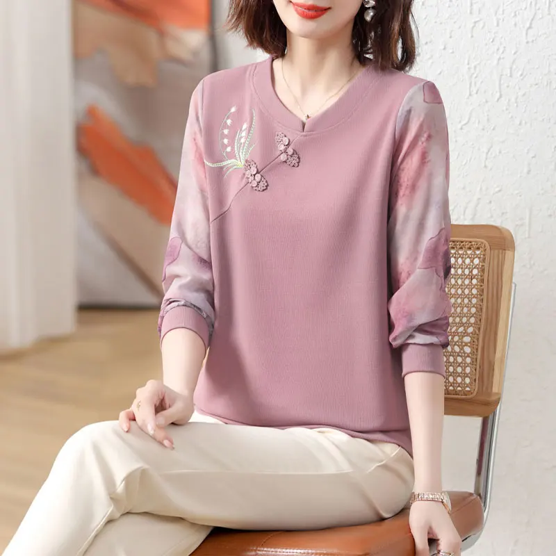 Женская блузка с цветочной вышивкой - Фотография_2