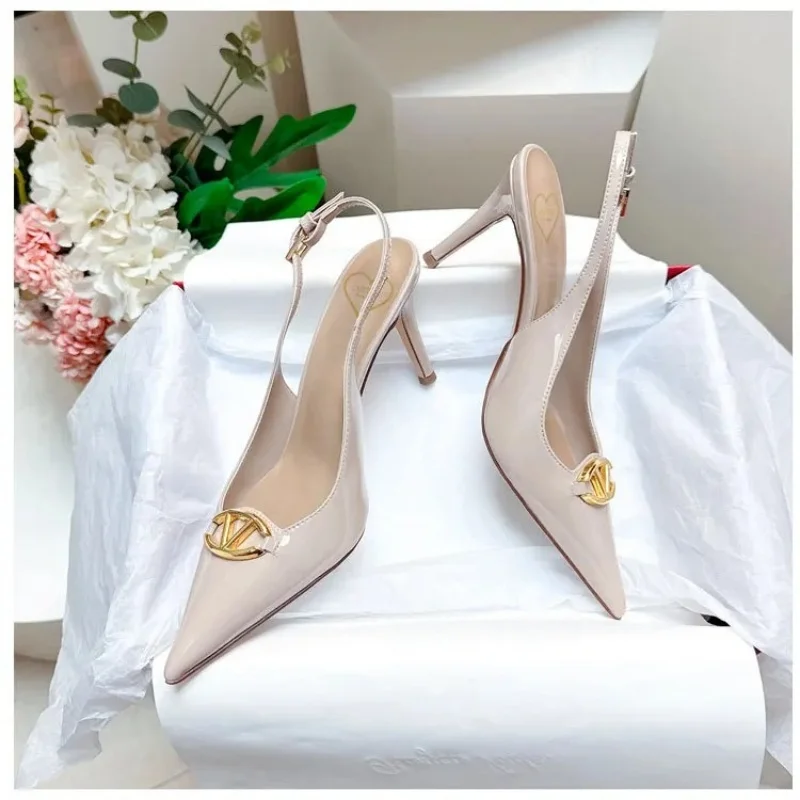 Черные босоножки на каблуке из лакированной кожи