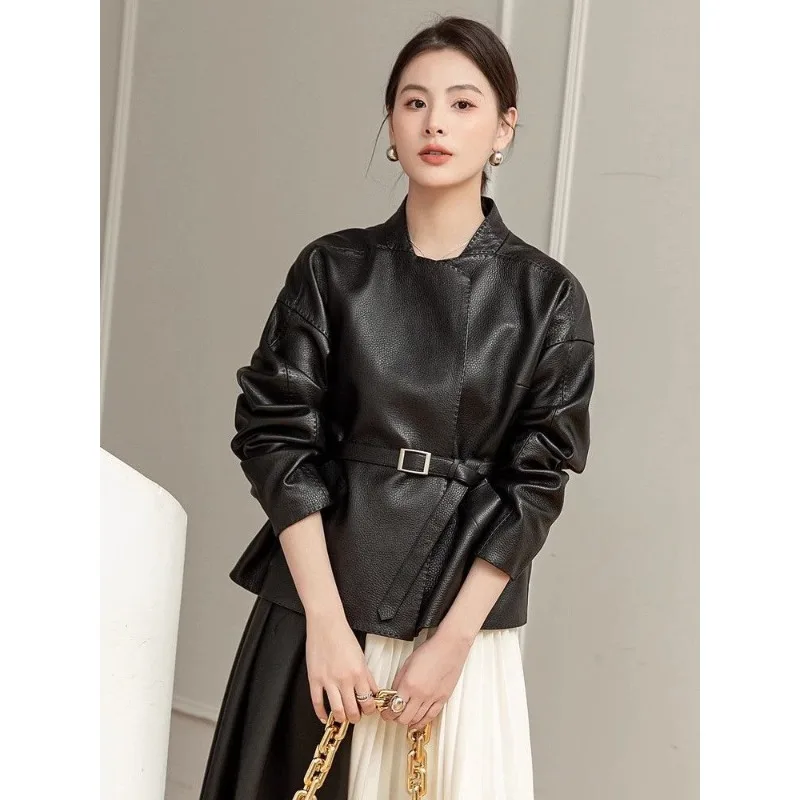 Женская кожаная куртка на весну и осень с поясом - Фотография_4