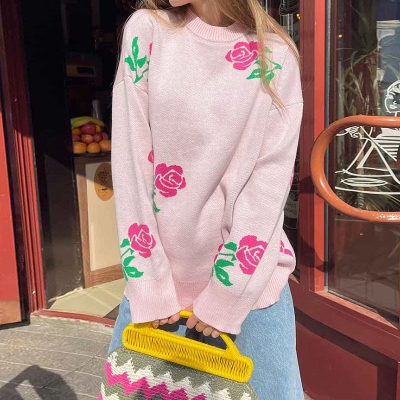 Свитер с круглым вырезом в виде розы