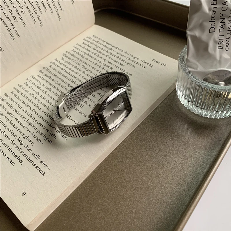 Tonneau 2026 для женских часов в форме tonneau - Фотография_5