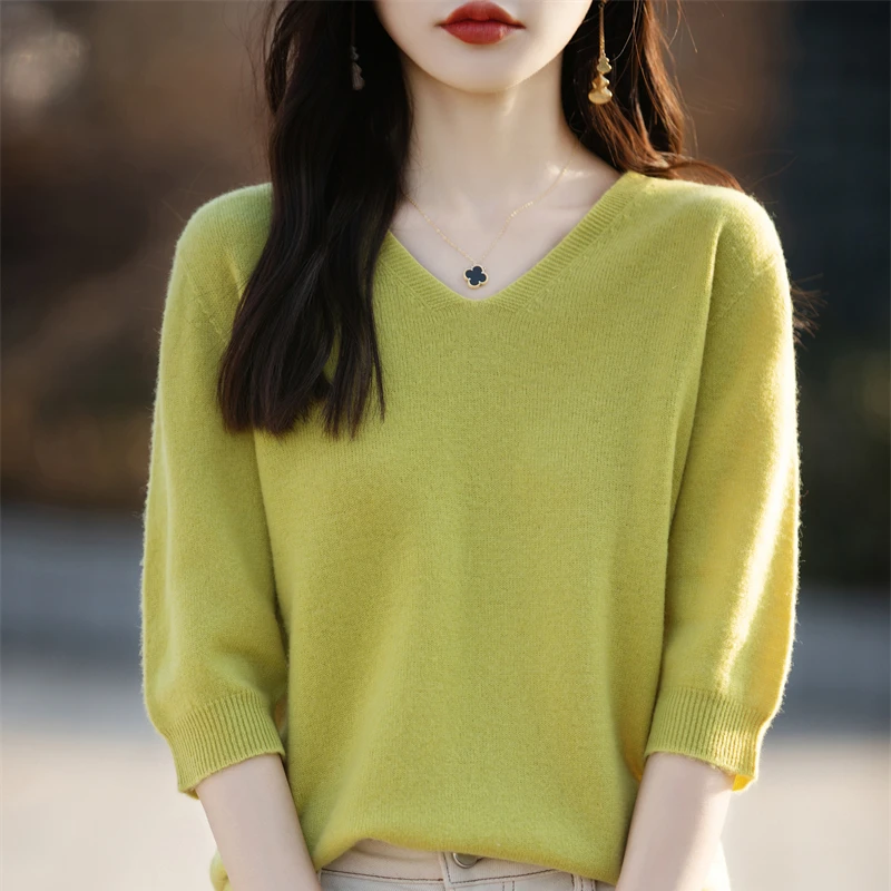 Женский трикотажный свитер с v-образным вырезом