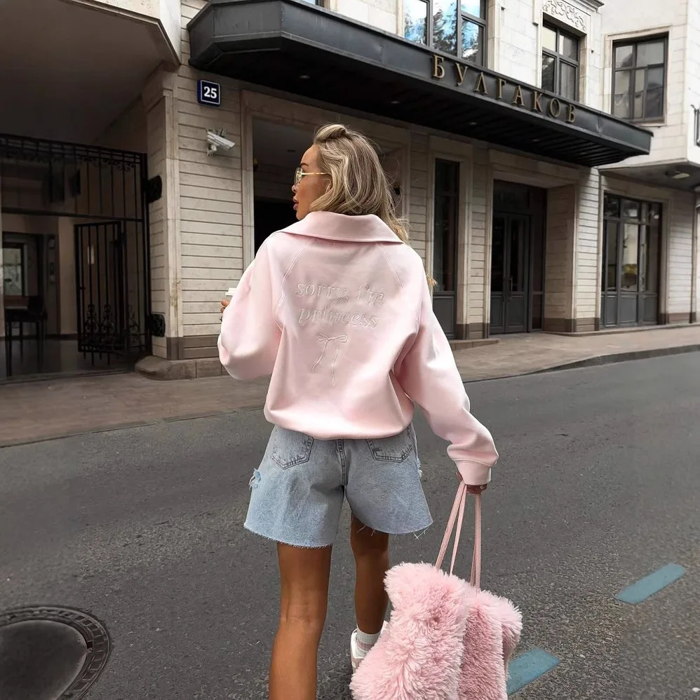 Женский свитшот с вышивкой букв и полумолнией - Фотография_4