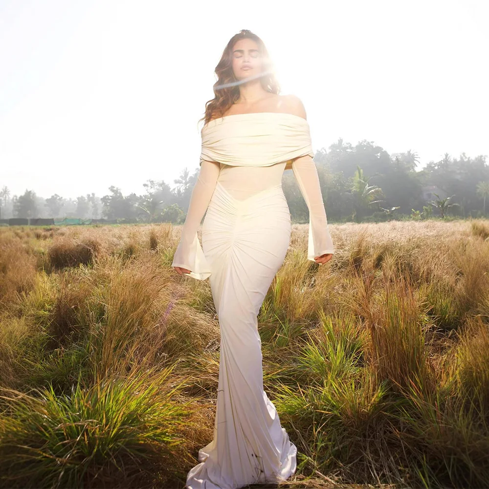 Бежевое женское платье для выпускного вечера