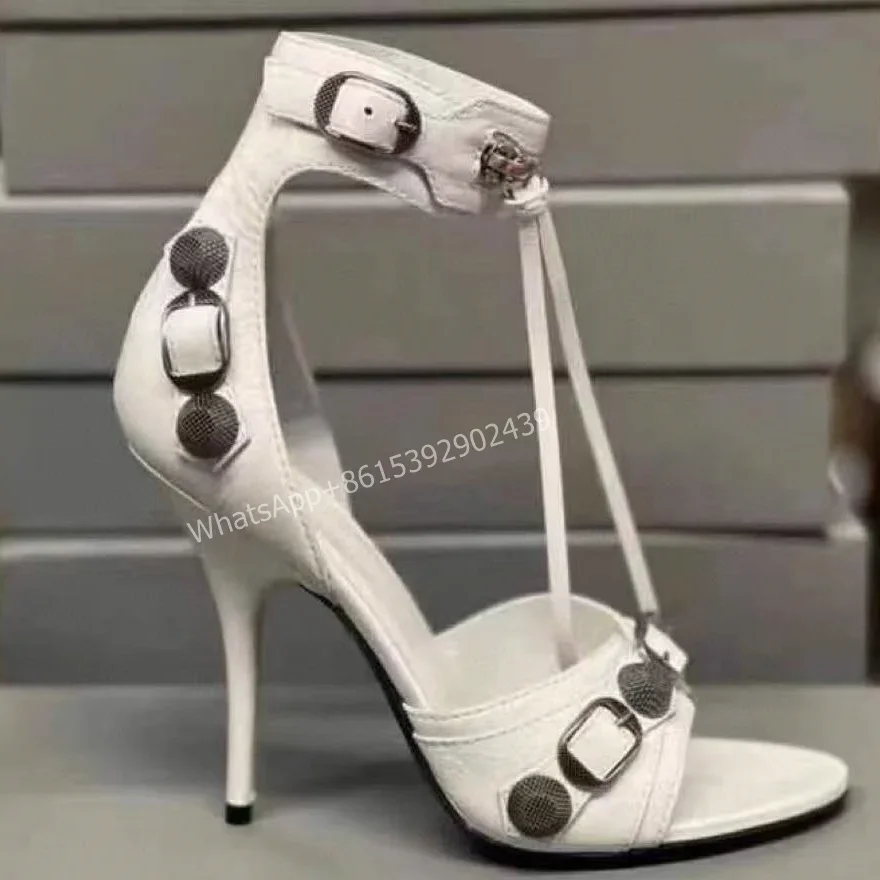 Спортивные сандалии на шпильке с заклепками и пряжкой - Фотография_5